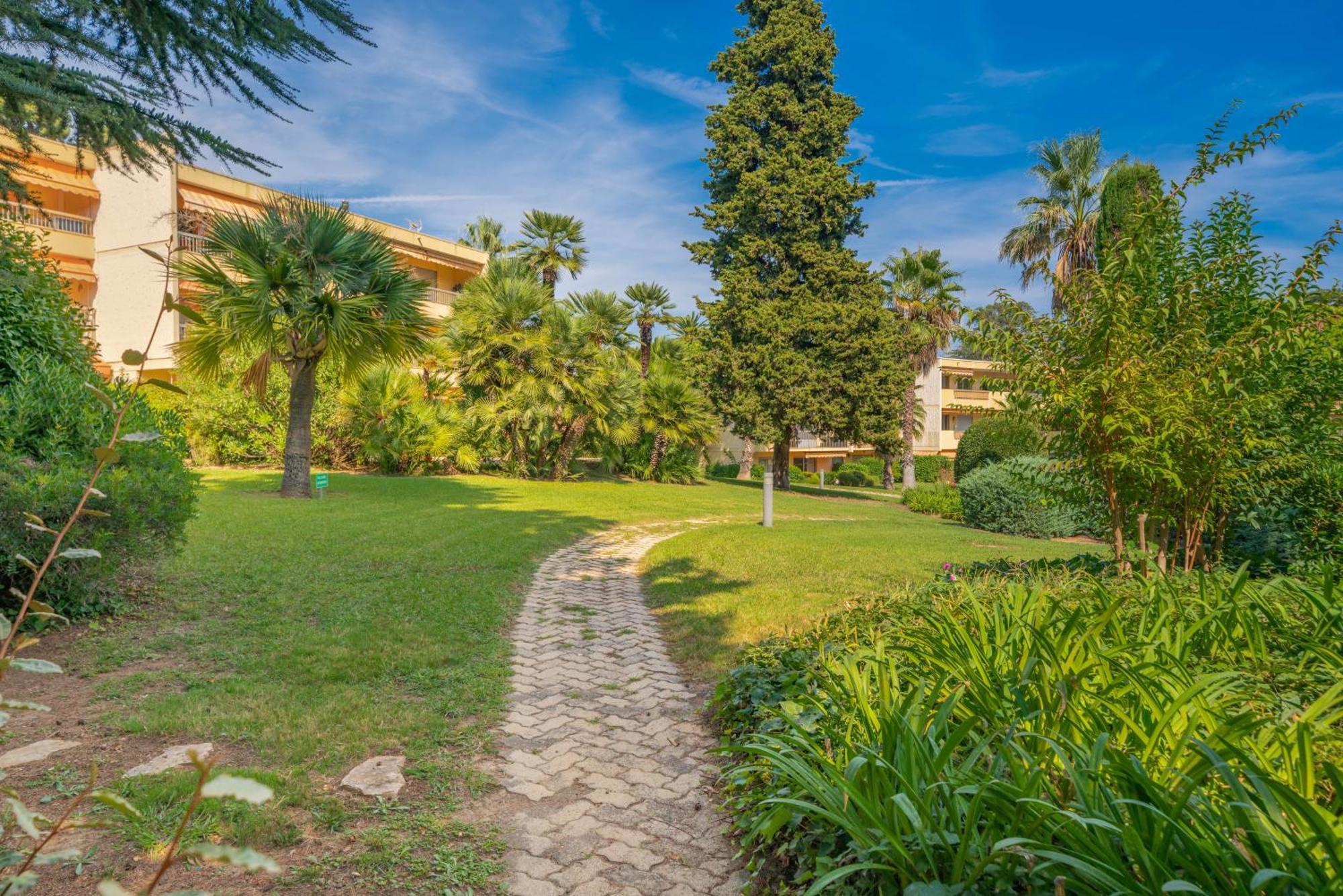 Les 15 Pins & La Mer -Your Green Getaway Near Sea & Beach Antibes Ngoại thất bức ảnh
