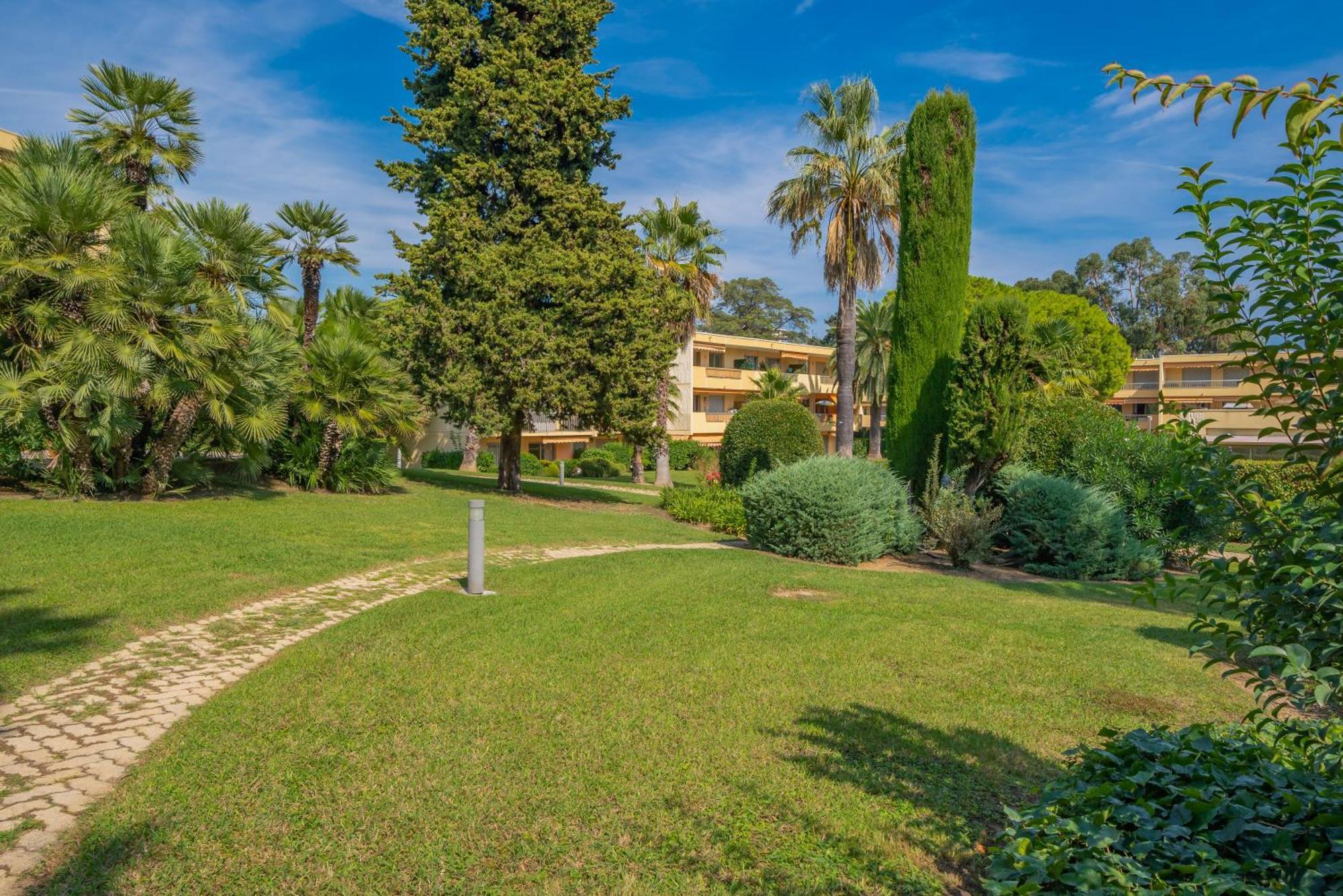Les 15 Pins & La Mer -Your Green Getaway Near Sea & Beach Antibes Ngoại thất bức ảnh